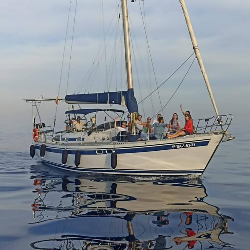 Grupo en velero al atardecer en Barcelona — despedida privada